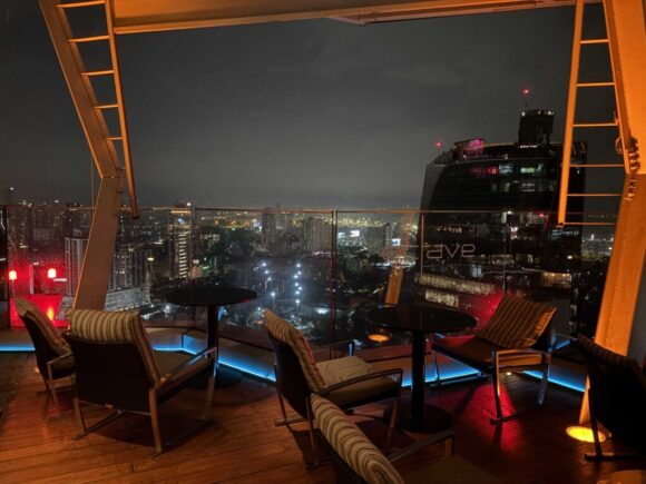 45階はレストランOCTAVE ROOFTOP LOUNGE AND BAR