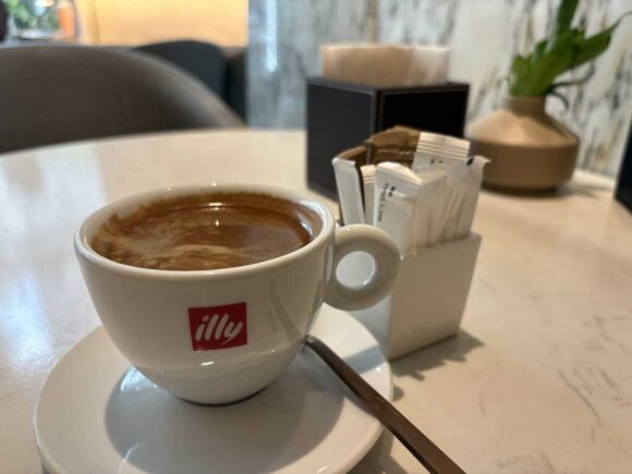 ル・メリディアン バンコクのカフェバー「Latitude 13°（1階）」