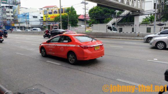 バンコク市内を走るオレンジ色のタクシー